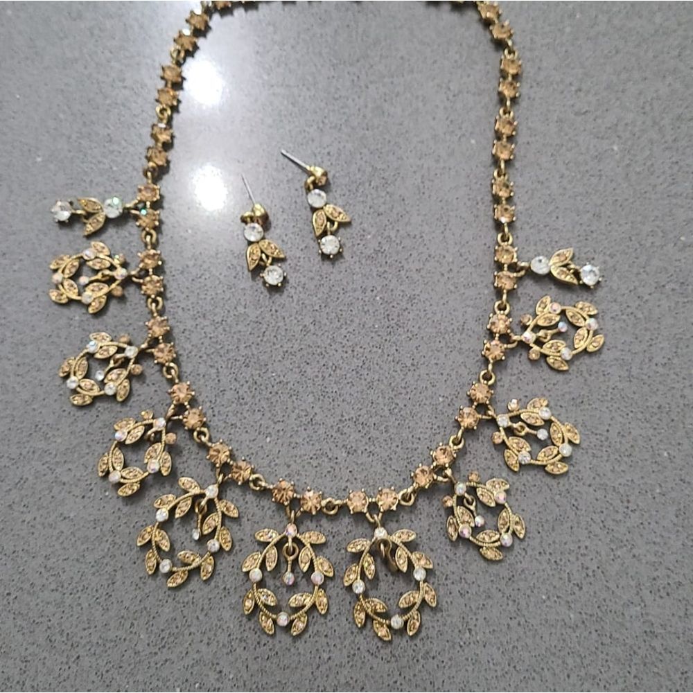 New rhistone necklace black beautiful New color go